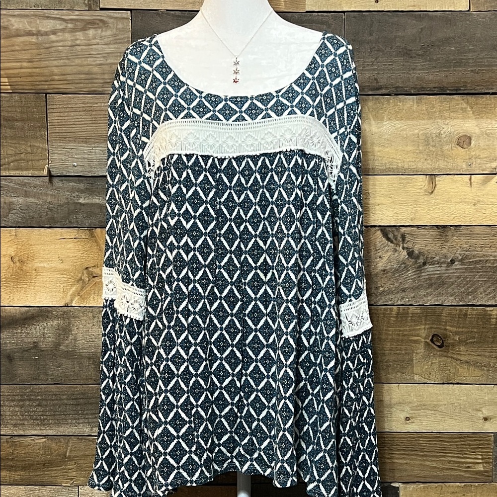 Signature Studio Blue white Boho Open Lace Womens top XL Bell Sleeves